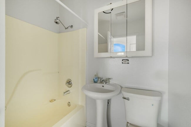 Building Photo - 2bd/1ba Seattle Home