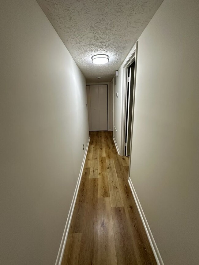 Building Photo - Renovated Condo Available in Sandy Springs!
