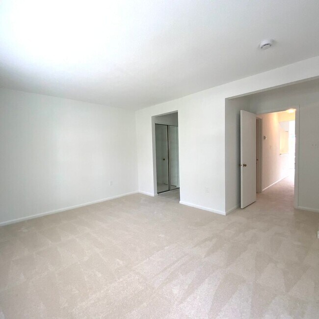 Building Photo - 7594 Lakeside Village Dr
