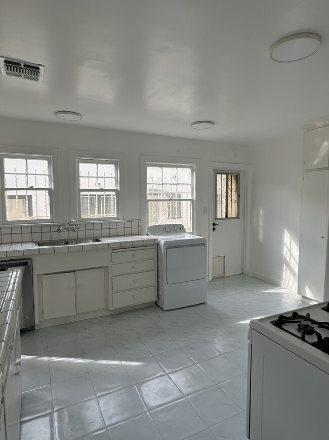 Kitchen - 1027 Havenhurst Dr