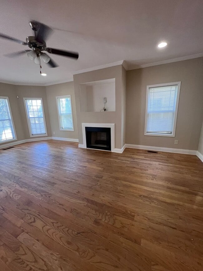 Building Photo - HUGE Four Bedroom