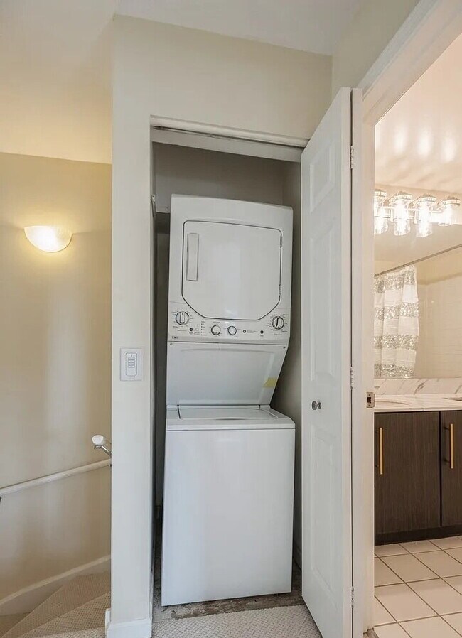 Building Photo - Upscale Living at Its Finest