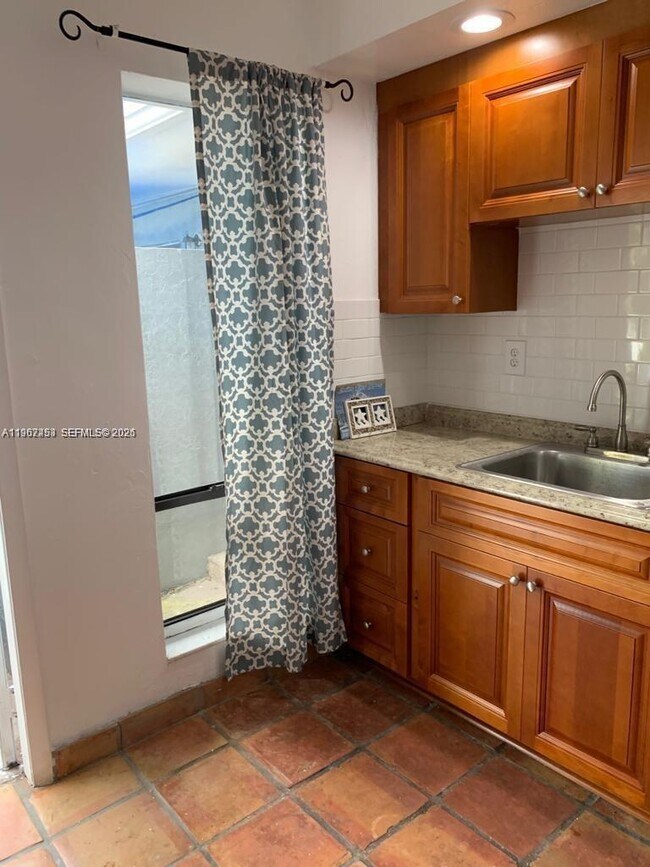 Building Photo - 3475 SW 1st Ave