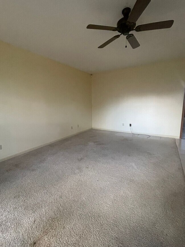 Building Photo - Two Bedroom Townhouse Near the Cajundome!