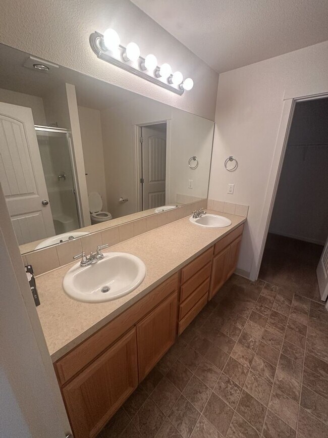 Building Photo - Three Bedroom Ranch in Orchards!
