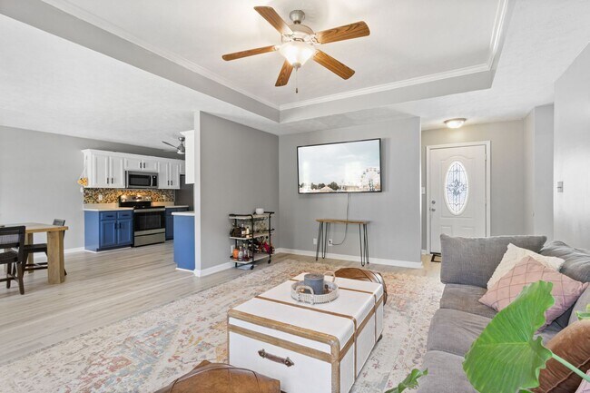 Building Photo - Beautiful Clarksville Home - Great Location!