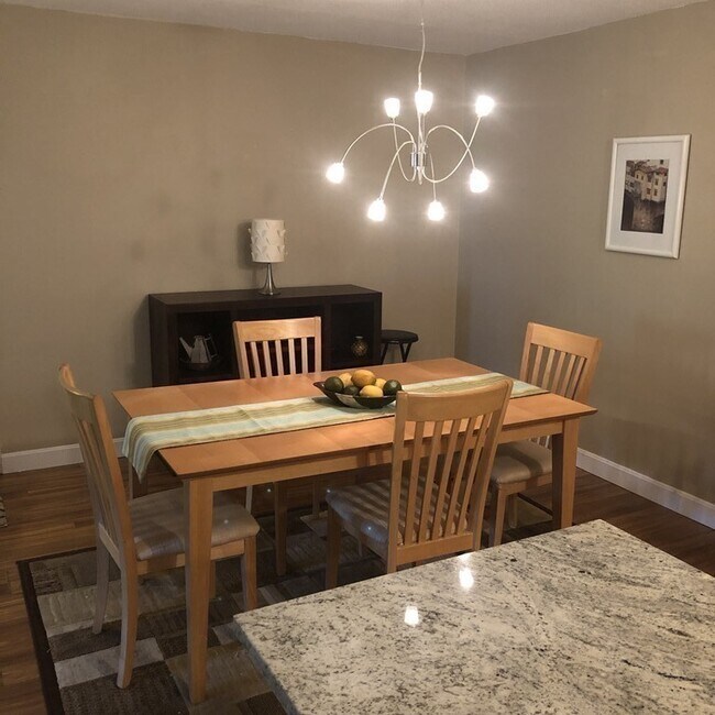 Building Photo - 685 Oak St