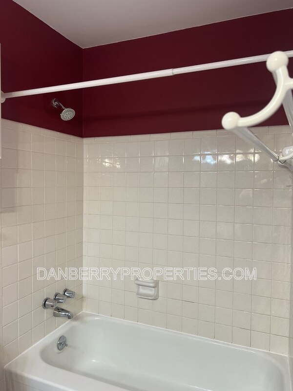 Building Photo - 3217 Glanzman Rd