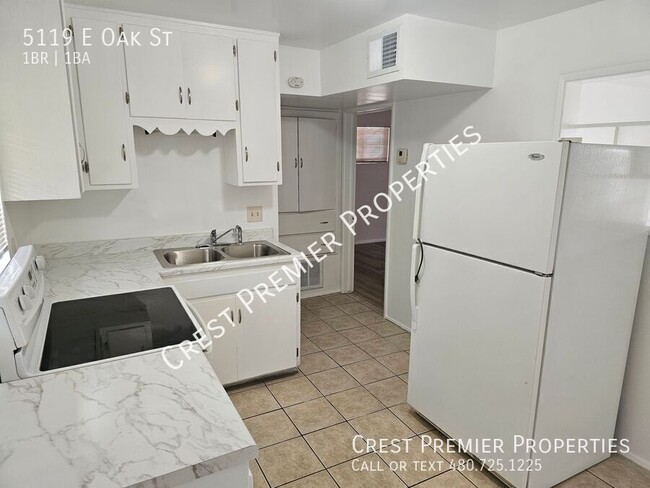 Building Photo - 5119 E Oak St