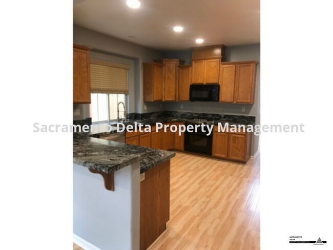 Building Photo - Gorgeous 4bed/3bathroom Home in West Sac