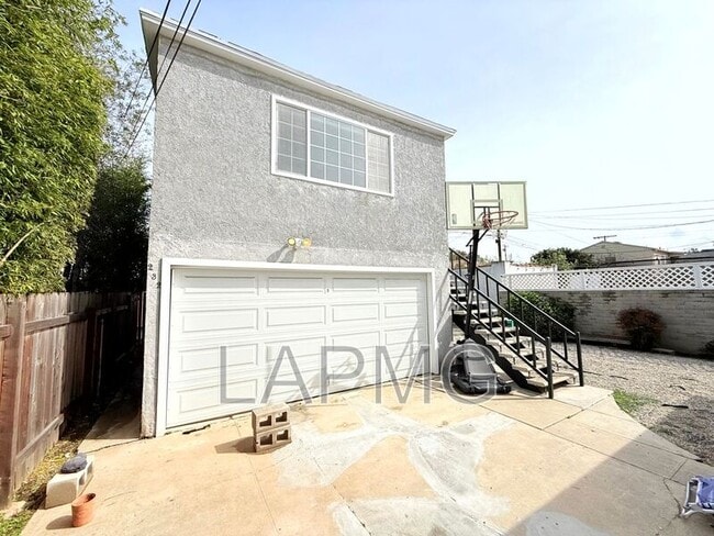 Building Photo - 230-232 Rennie Avenue