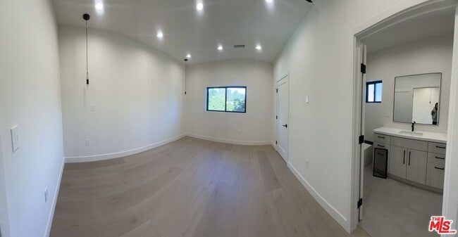 Building Photo - 17243 Kittridge St