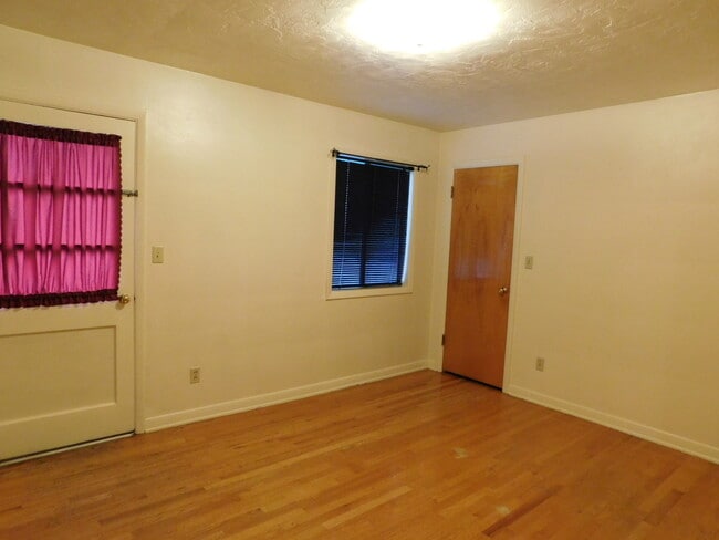 Building Photo - 4Bd/1.5Ba Two Story Home - Available End o...