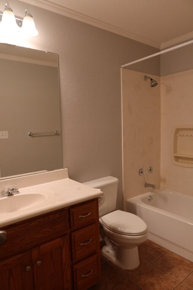 Building Photo - Charming 3-Bedroom Home with 2 Full Bathrooms in Waco, TX - Must See!