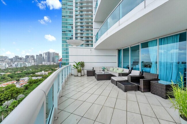 Building Photo - 2127 Brickell Ave
