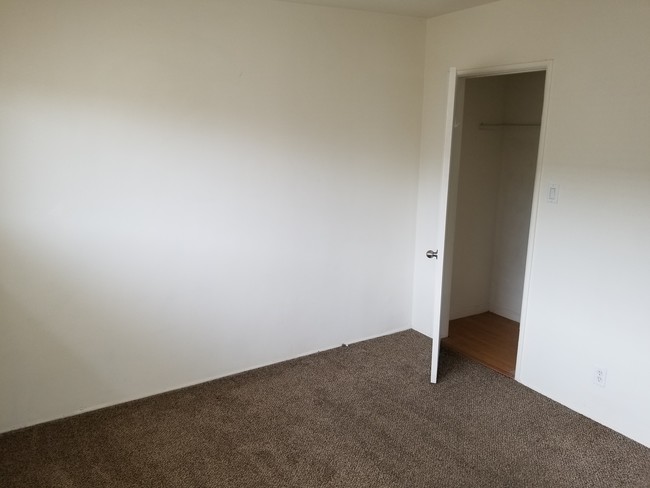 BR 2 - 1306 Manhattan Beach Blvd