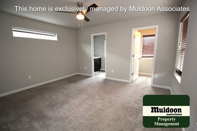 Building Photo - Beautiful end unit townhome