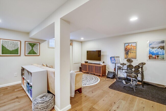 Building Photo - Fabulous 5BR 2.5BA Located in Close in Roc...