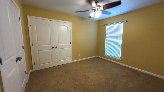 Building Photo - 7165 Ashmoor Dr N