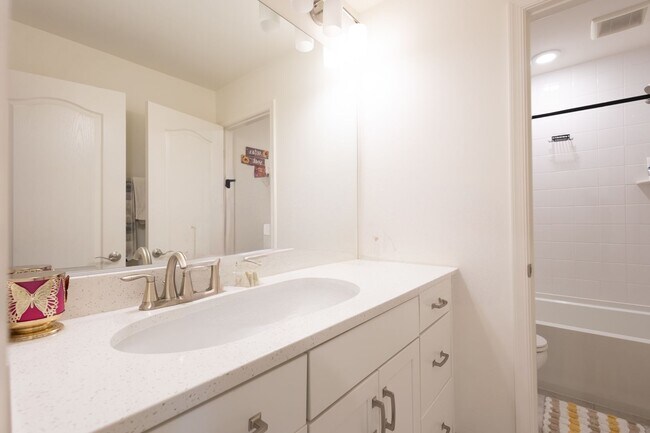 Building Photo - Stunning 3 BR/2 Full BA & 2 Half BA Townho...