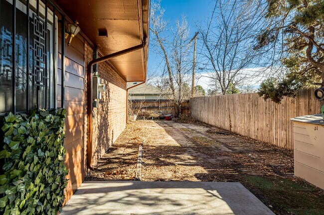 Building Photo - Great 3 Bed 3 Bath Hilltop Home for rent.