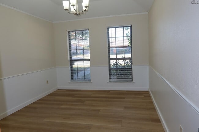 Building Photo - 4819 Royal Oak St