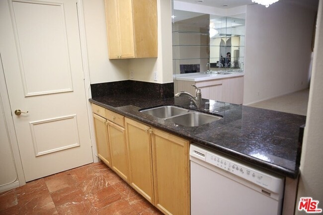 Building Photo - 4830 Elmwood Ave