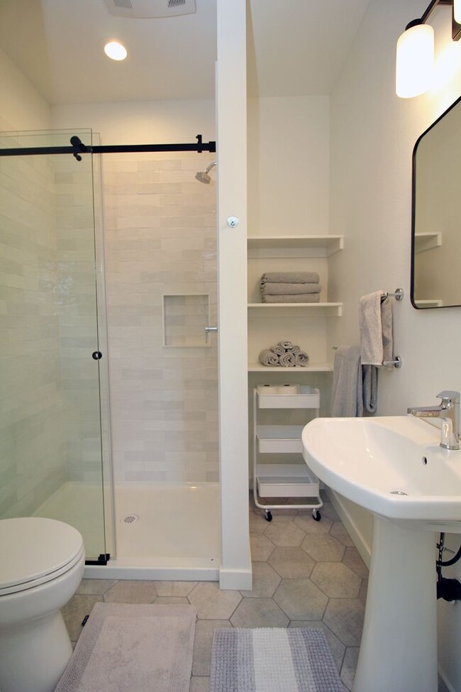 Building Photo - 5723 S Kelly Ave