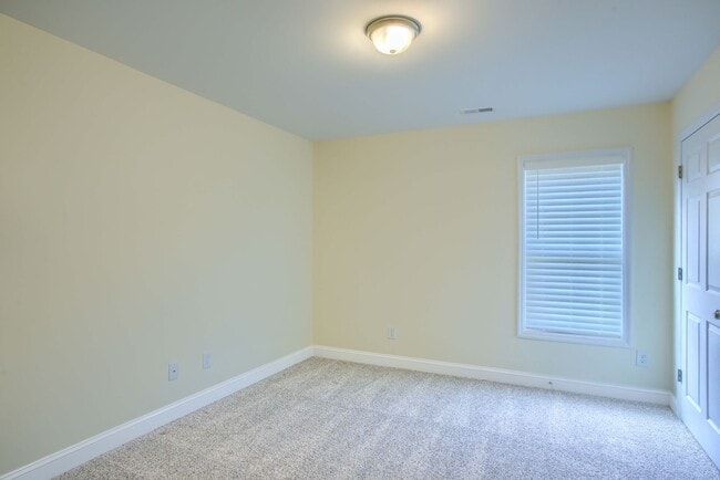 Building Photo - Charming 3-Bedroom Home for Rent in Rogers Farm