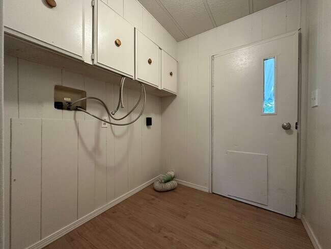 Building Photo - 3b, 2b, 1,100sq.ft. - Emmett -  right on payette river!