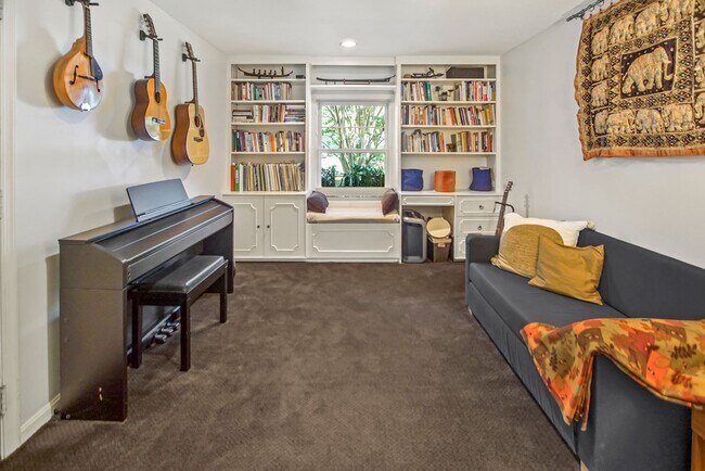 Building Photo - 6902 Tilden Ln