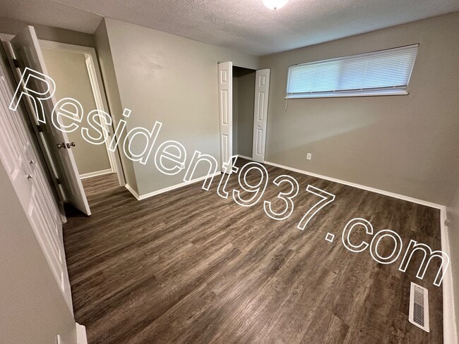 Building Photo - 3 bed 2 bath home.