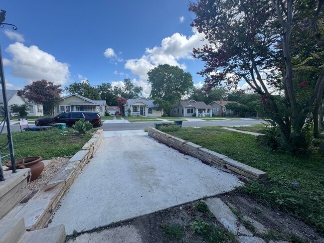 Building Photo - Lovely 3 Bedroom, 2 Bath Bungalow in the H...