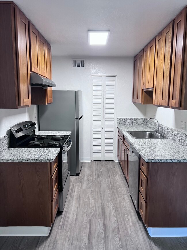 Renovated 2x1 Kitchen - Pine Manor (03/26)
