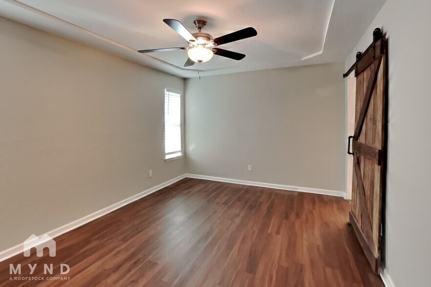 Building Photo - 461 NW Charlyne Dr