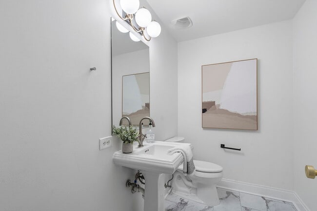 Building Photo - 905 Juniper St NE