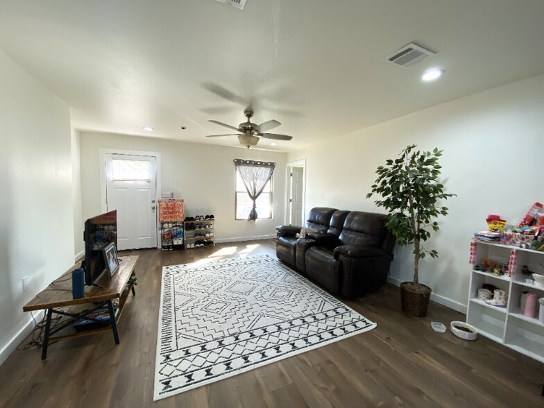 Building Photo - 417 Jasmine Ln