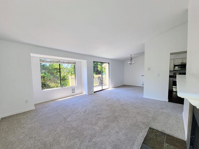 Building Photo - Newly updated condo in Sunn Fjord, close to everything!