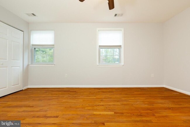 Building Photo - 9004 Roundleaf Way