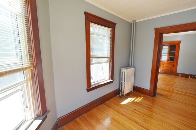 Building Photo - 53 Forest St