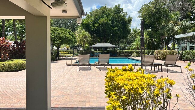 Building Photo - 4017 N Cypress Dr