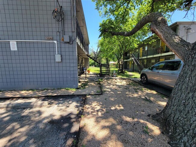 Building Photo - 903 Springdale Rd
