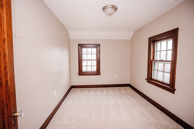 Building Photo - Three bedroom one bath home available for rent located in Library Disctrict West Toledo!