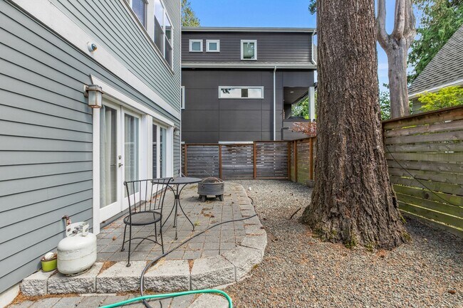 Building Photo - 5Bd/3.25Ba Seattle House