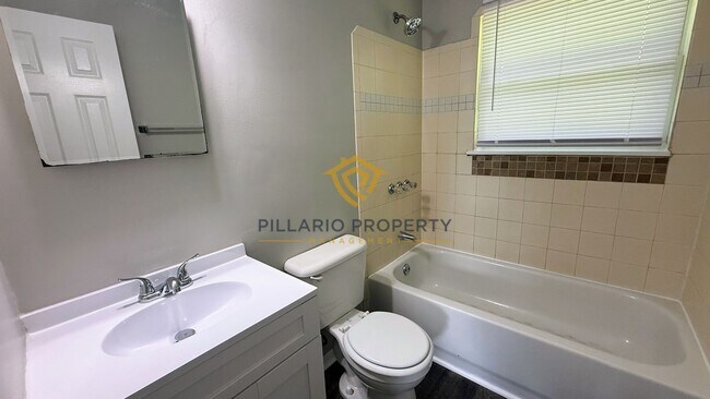 Building Photo - 3-Bedroom Home Near Indianapolis Motor Speedway with Attached Garage, Available NOW!