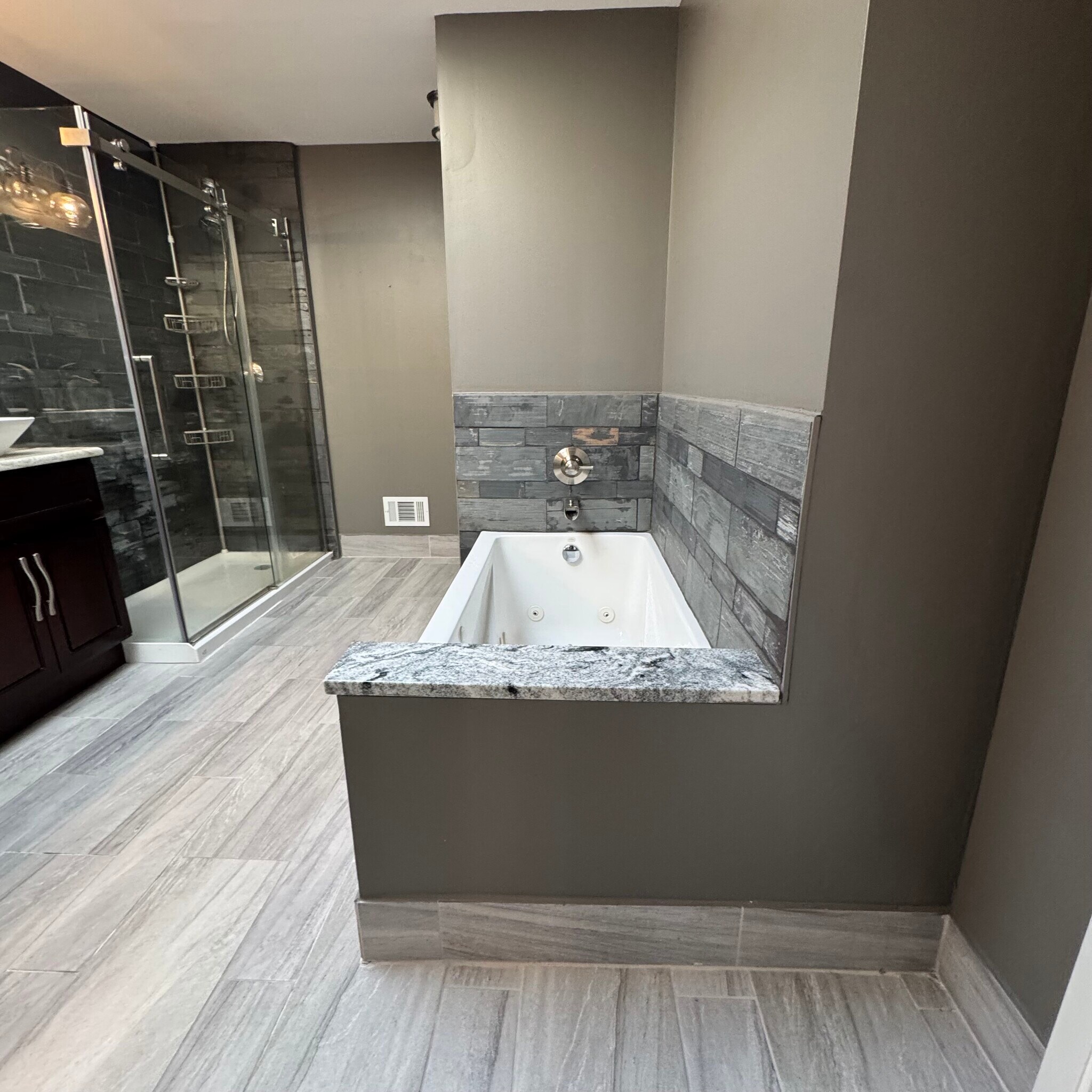 Main bathroom - 15183 Raphael Ter