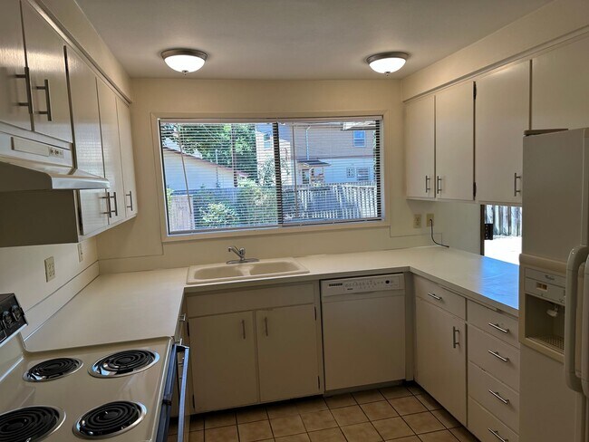 Building Photo - Large 3 bedroom 2.5 bath duplex with a gar...