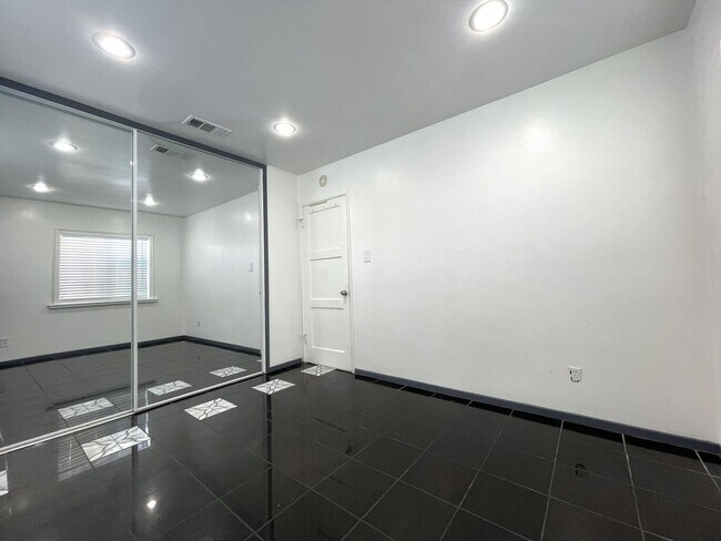 Building Photo - 8824 Tyrone Ave