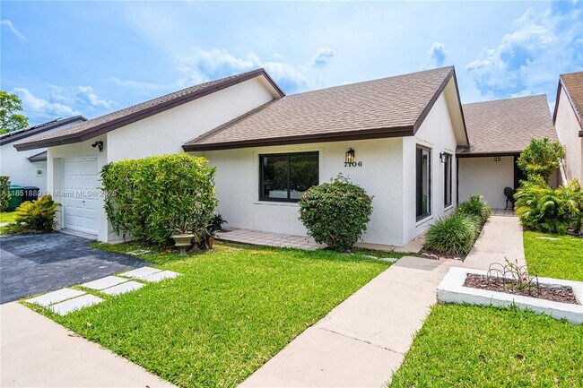 Building Photo - 7106 SW 103rd Pl