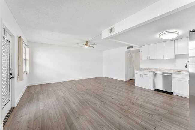 Building Photo - 1052 Hythe A